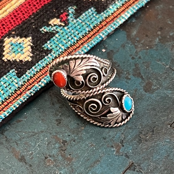 Vintage Native American Sterling Silver Turquoise and Coral Ring - Picture 2 of 9